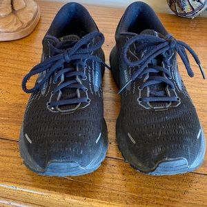 Brooks tennis shoes....great tread!